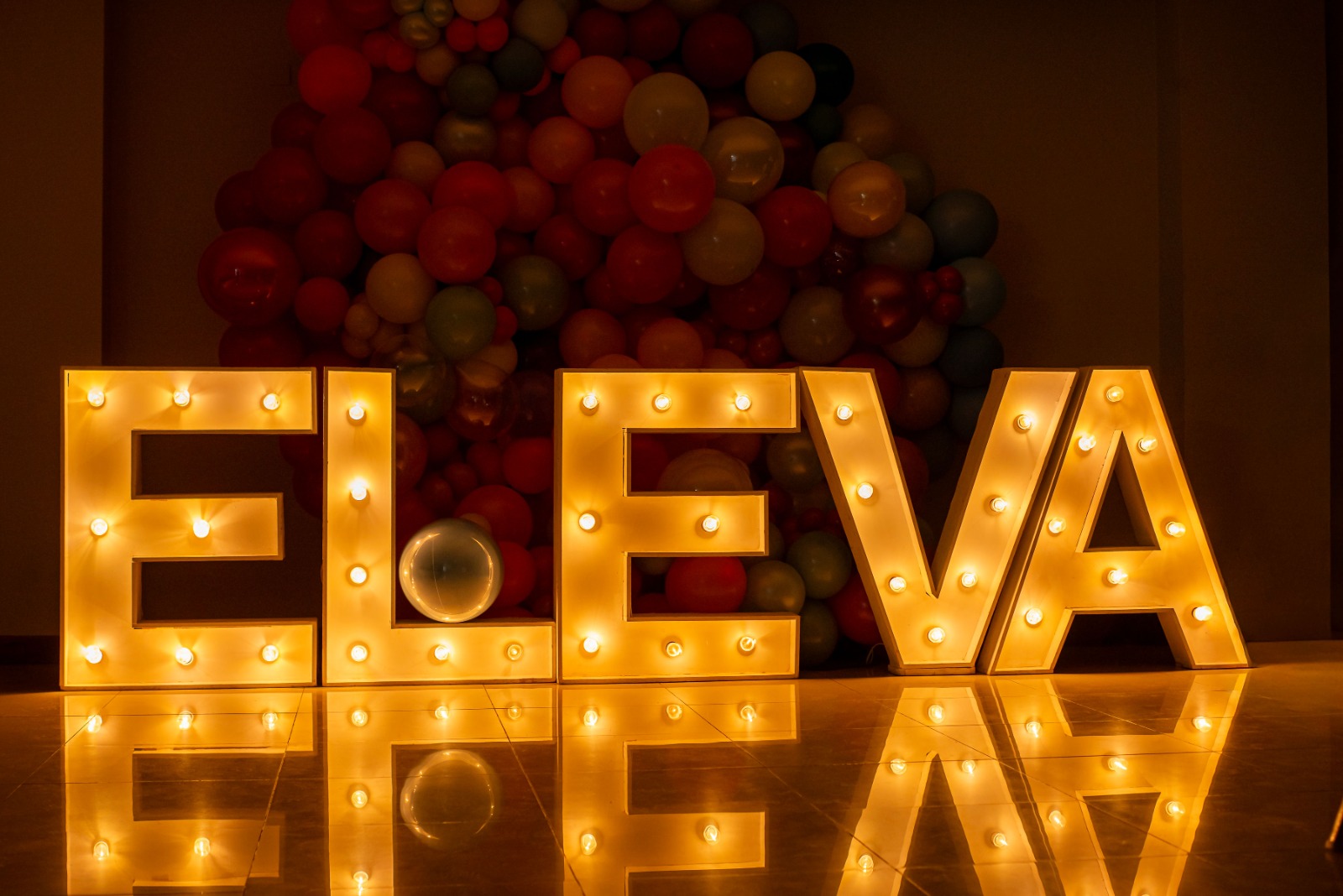 Letras Eleva prendidas